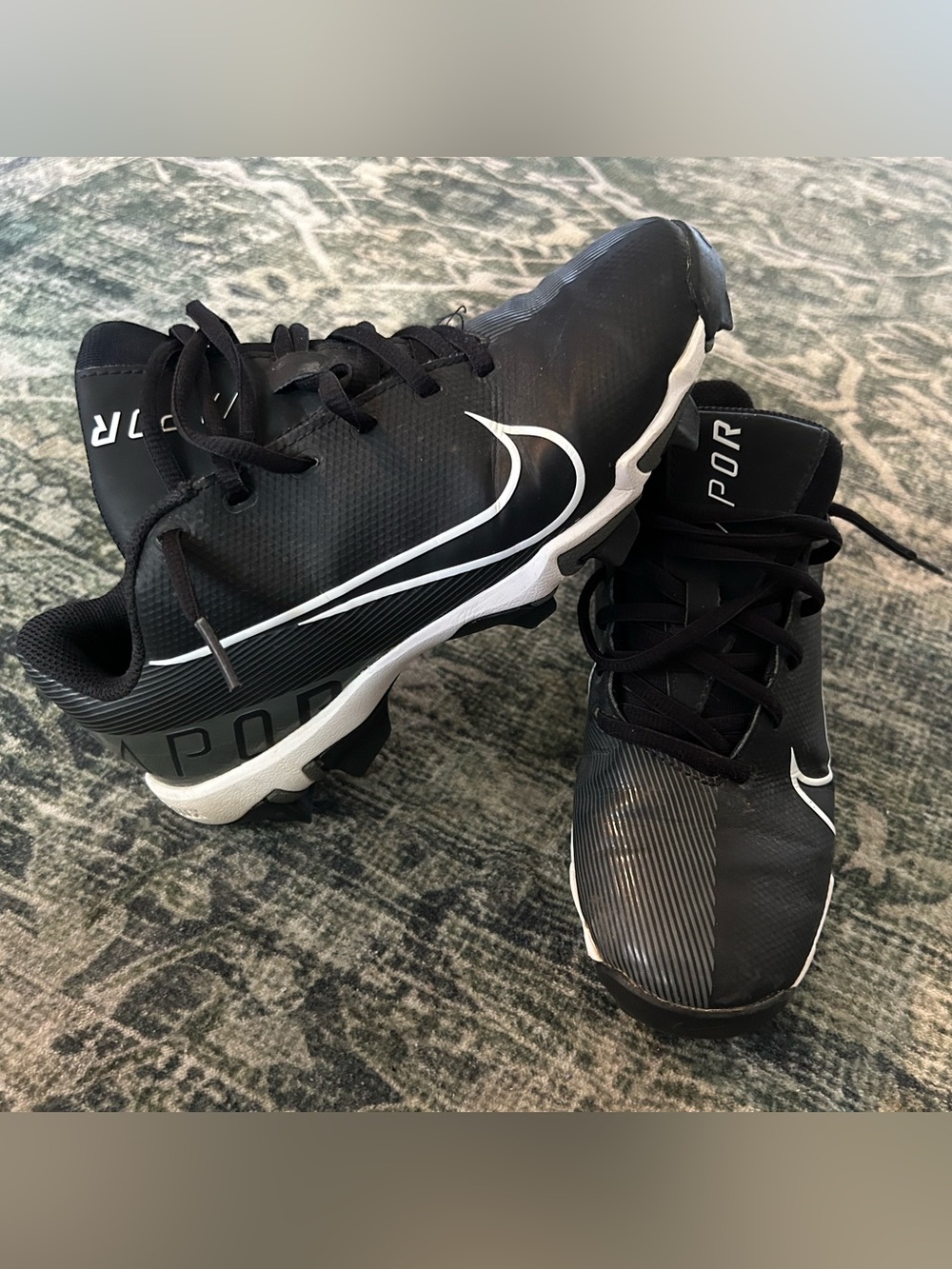 4.5Y Excellent condition Nike Black and White Men's Athletic Cleats
